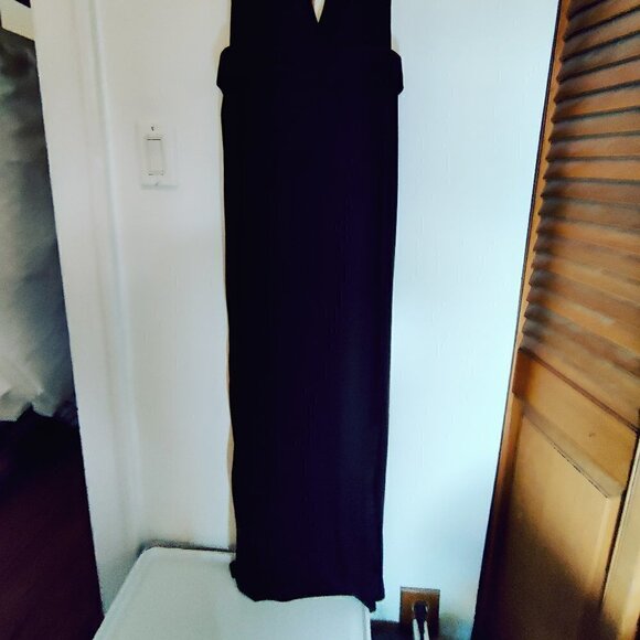 Boohoo Maxi Dress in Black with plunging v neck and left leg slit. Sz 4 NWT - Picture 2 of 6